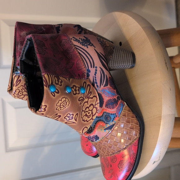 Boots - Picture 5 of 6